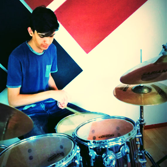 Schüler übt beim Schlagzeugunterricht in Augsburg